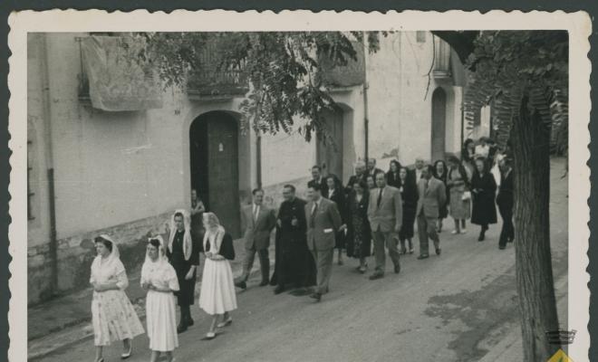 Processó de les Filles de Maria, amb seguici d'autoritats civils i religioses i ciutadania