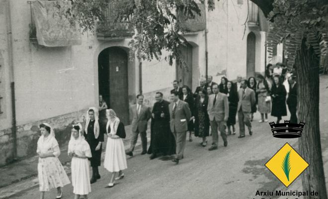 Processó de les Filles de Maria, amb seguici d'autoritats civils i religioses i ciutadania