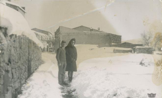 Josep i Rosa Roca al camí de ca n'Ollé i can Via després de la gran nevada de 1962