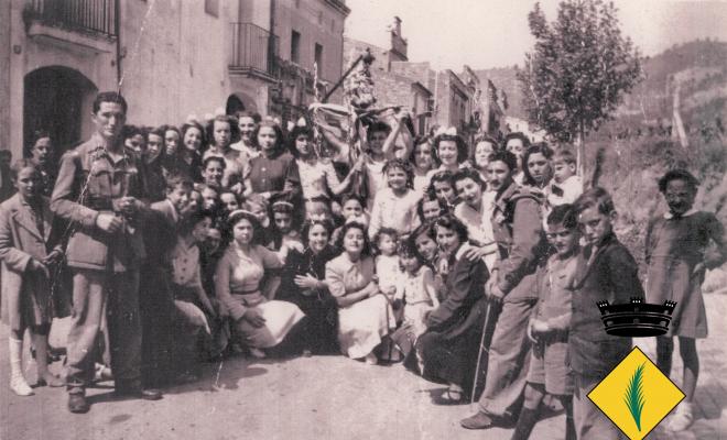 Grup de noies, dos militars i infants durant unes caramelles al dilluns de Pasqua