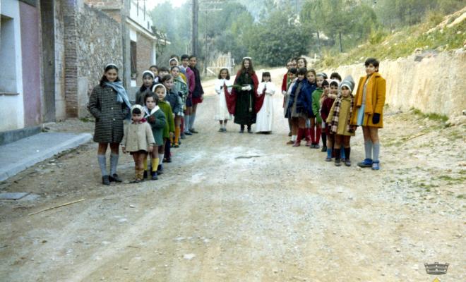 Colla de nenes fent la ronda pel captiri el dia de santa Llúcia