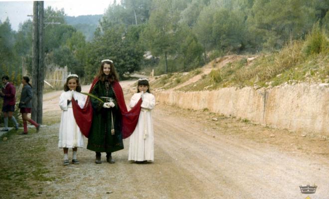 Tres nenes que representen Santa Llúcia i les cardenales el dia de la Santa
