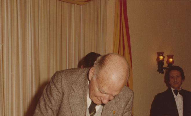 El Molt Honorable President Josep Tarradellas tallant el pastís commemoratiu de la seva visita a Cervelló i  la Palma
