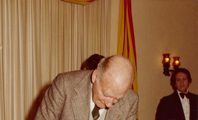 El Molt Honorable President Josep Tarradellas tallant el pastís commemoratiu de la seva visita a Cervelló i  la Palma
