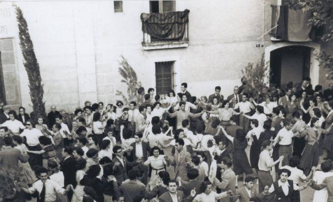 Ballada de sardanes a la plaça de l'Església