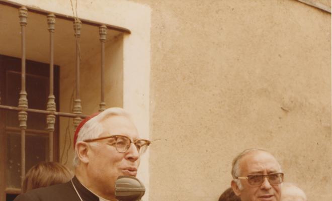 El cardenal Jubany fent una al·locució pública al costat de mossèn Ignasi en motiu d'una visita a la Palma