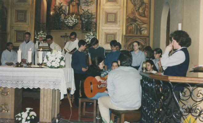 Grup musical de joves durant la celebració de la Santa missa