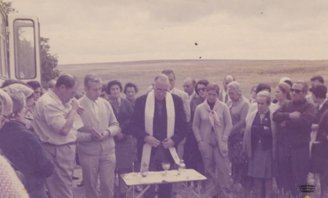 Missa a l'aire lliure celebrada per mossèn Ignasi Vilanova
