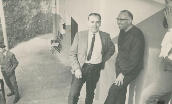 Mossèn Ignasi Vilanova amb Esteve Fisas en unes escales