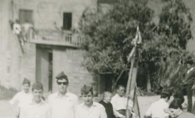 Tres cantants de caramelles en un carrer
