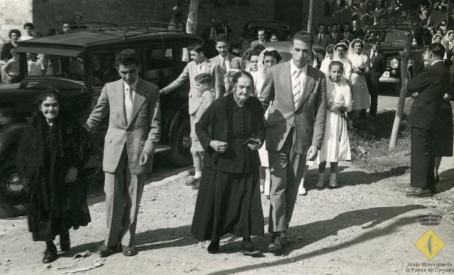 Festa de la Vellesa. Avis acompanyats per joves a la pujada de l'església