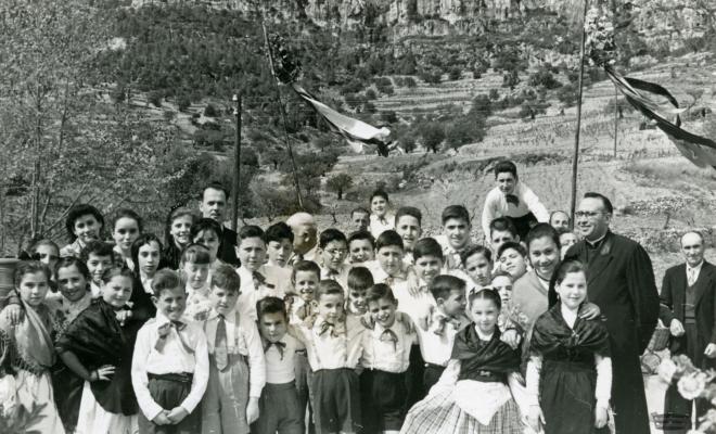 Grup de caramelles infantil amb mossèn Ignasi Vilanova i Esteve Fisas