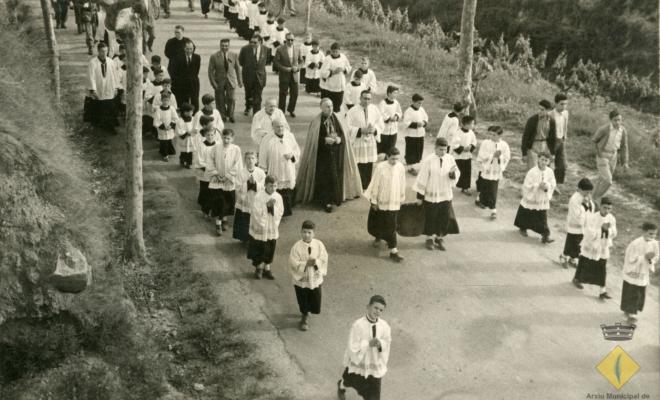 Processó amb escolans i autoritats eclesiàstiques i civils per inaugurar la Creu de terme durant una visita del bisbe Modrego