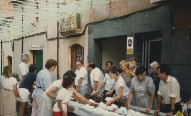 Festa Major de Santa Maria. Preparació del sopar de carrer al carrer Santa Maria