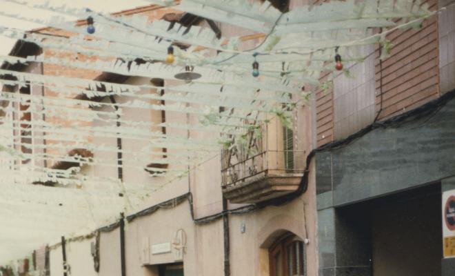 Festa Major de Santa Maria. Preparació del sopar de carrer al carrer Santa Maria