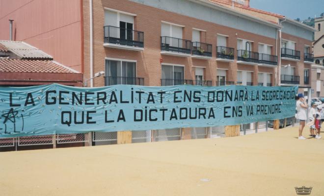 Manifestació a favor de la segregació de la Palma del municipi de Cervelló - Pancarta amb la inscripció La Generalitat ens donarà la segregació que la dictadura ens va prendre