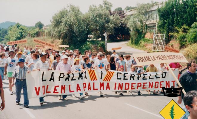 Manifestació a favor de la segregació de la Palma del municipi de Cervelló. Capçalera amb la inscripció "Volem la Palma independent"