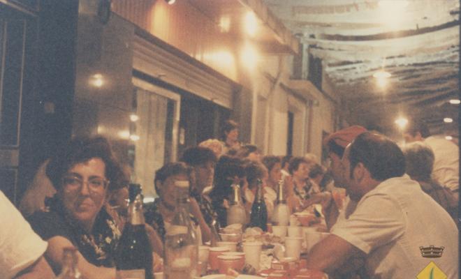 Sopar popular al carrer Santa Maria durant la Festa Major