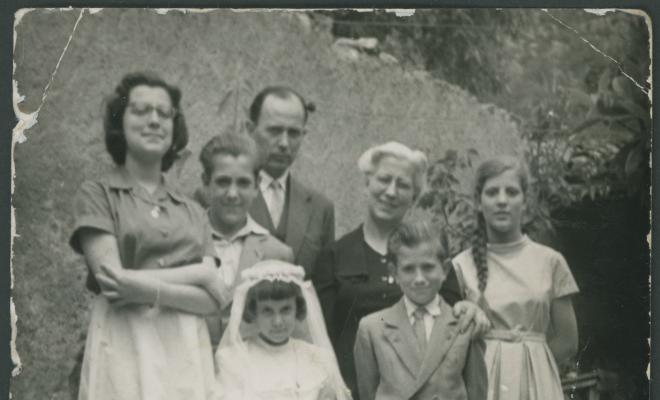 Retrat de grup de la família Roca el dia de la Primera Comunió de Carme Roca