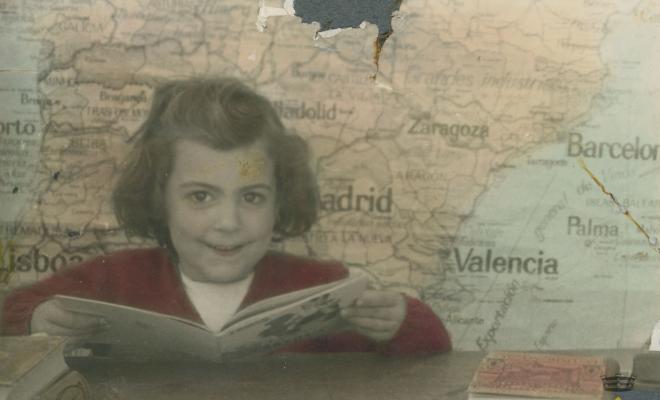 Retrat escolar de Rosa Roca davant mapa