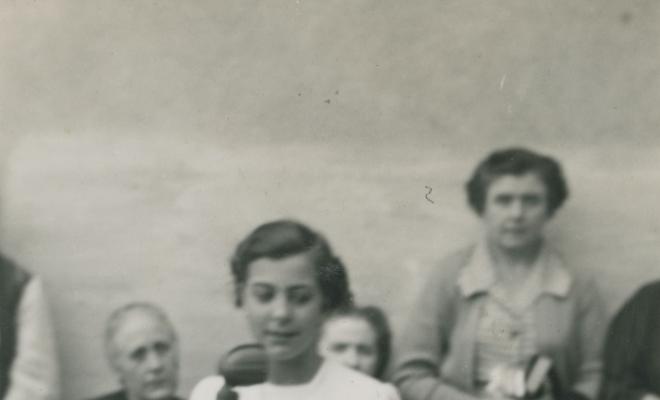 Rosa Roca recitant poemes a la plaça de l'Església