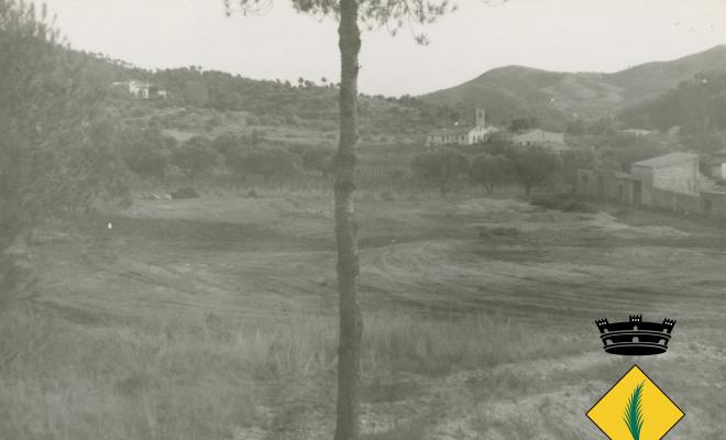 Vista del terreny per al nou camp de futbol amb la Palma de Cervelló al fons