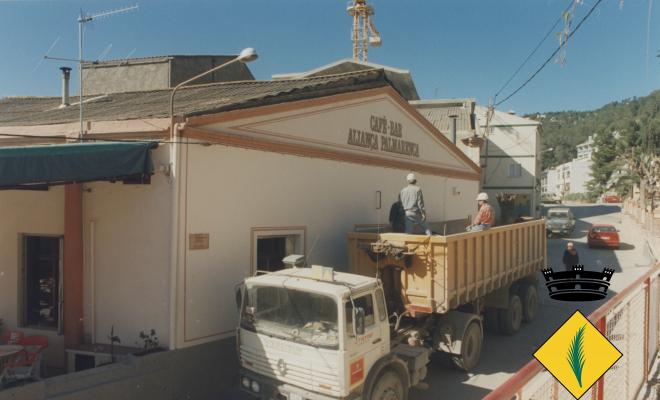 Camió que recull runa durant les obres de manteniment de l'Aliança Palmarenca