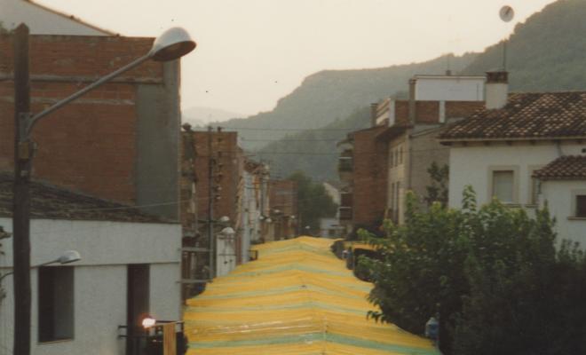 Vista del carrer Santa Maria guarnit de Festa Major