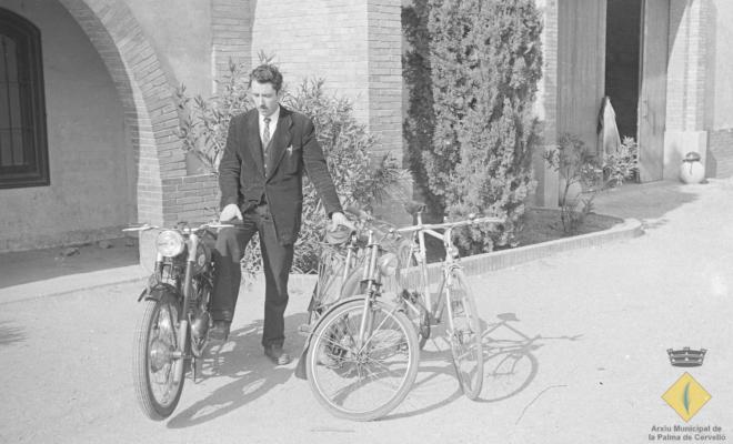 Josep Noguero Roca amb dues bicicletes una motocicleta Montesa Impala davant la façana de les caves Rondel