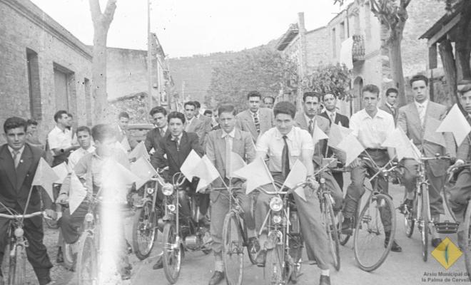 Grup de joves en bicicleta i amb banderins per anar a rebre el bisbe de Barcelona, el Dr. Jubany