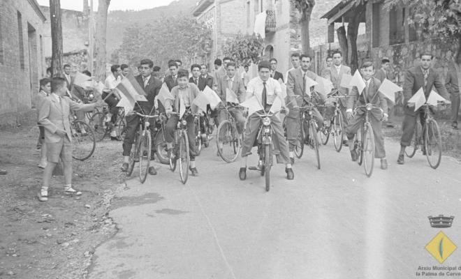 Grup de joves en bicicleta i amb banderins per anar a rebre el bisbe de Barcelona, el Dr. Jubany