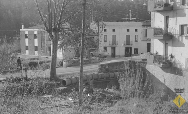 Obres d'instal·lació de canonades del clavegueram al torrent de Cal Simon