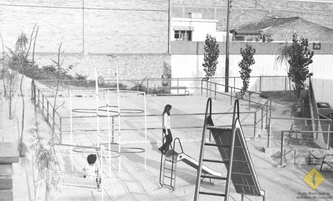 Parc infantil situat entre el carrer Sant Josep i l'avinguda Catalunya