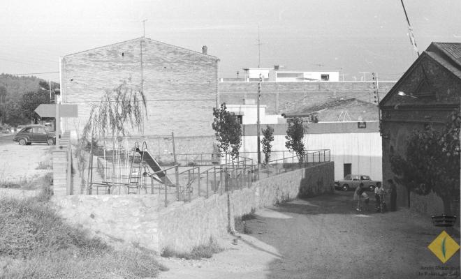 Parc infantil situat entre el carrer Sant Josep  i l'avinguda Catalunya