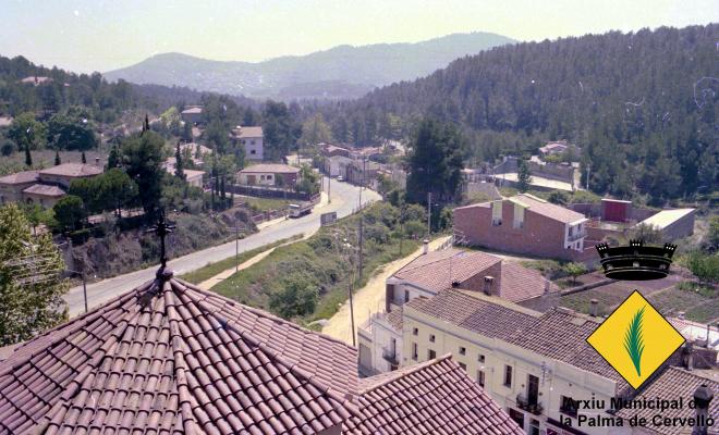 Vista de la carretera d'entrada a la Palma de Cervelló des del campanar de l'església
