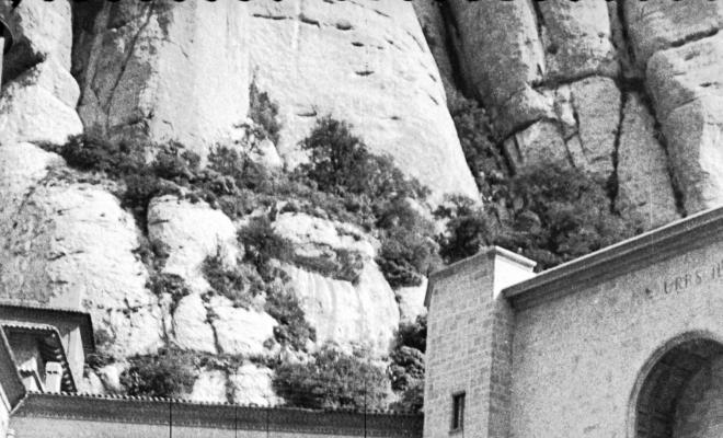 Joan Pi Tintoré davant la façana del monestir de Montserrat