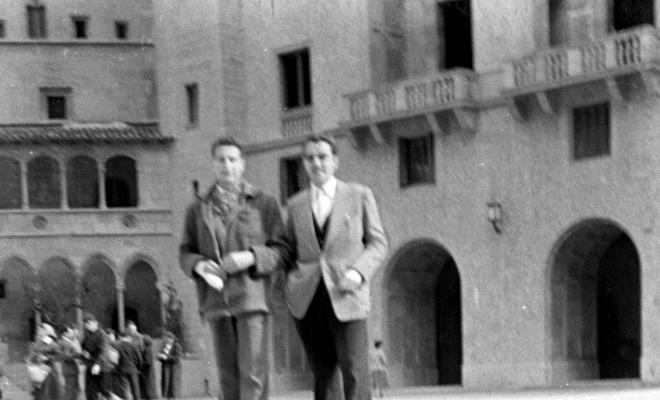 Joan Pi Tintoré i Josep Noguero Roca davant la façana del monestir de Montserrat