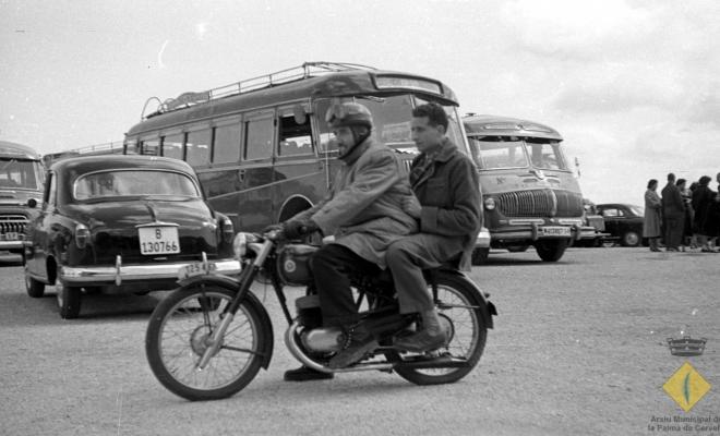 Josep Noguero i Joan Pi Tintoré en una moto Montesa Impala a Montserrat