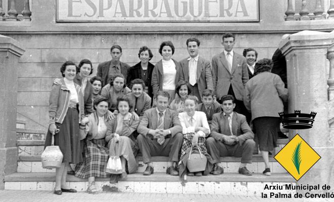 Grup de joves en unes escales a Esparraguera