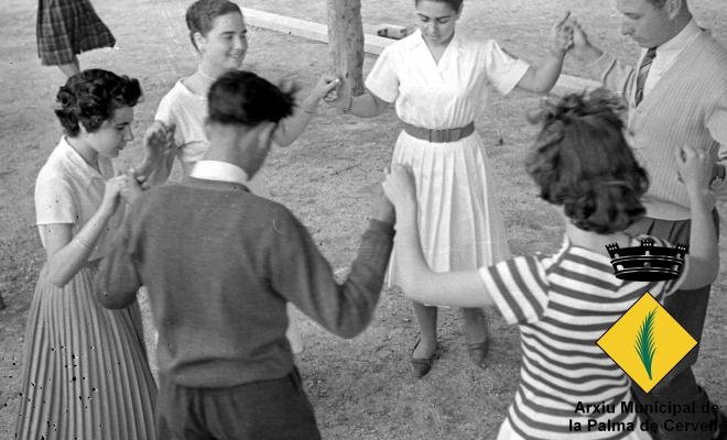 Joves ballant sardanes a la plaça de l'església de la Palma de Cervelló