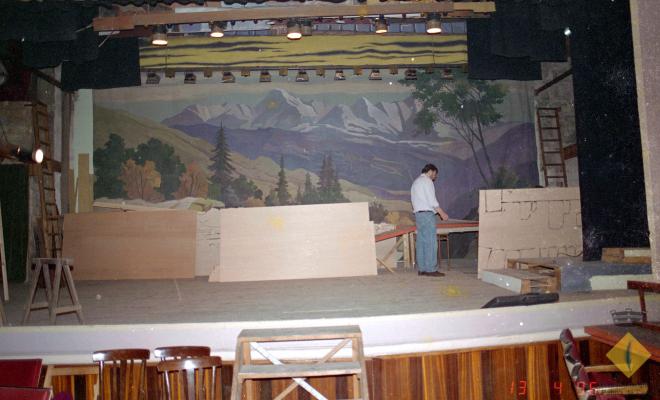 Preparació del muntatge teatral Cançó d'amor i de guerra a la seu de la Societat Aliança Palmarenca