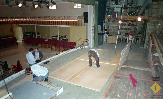 Preparació del muntatge teatral Cançó d'amor i de guerra a la seu de la Societat Aliança Palmarenca