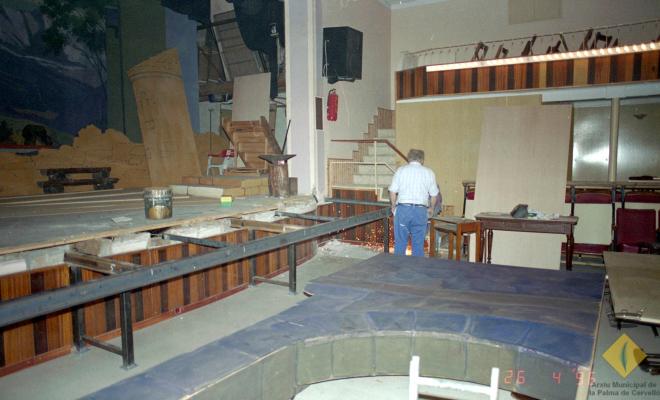Preparació del muntatge teatral Cançó d'amor i de guerra a la seu de la Societat Aliança Palmarenca
