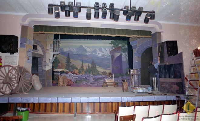 Preparació del muntatge teatral Cançó d'amor i de guerra a la seu de la Societat Aliança Palmarenca