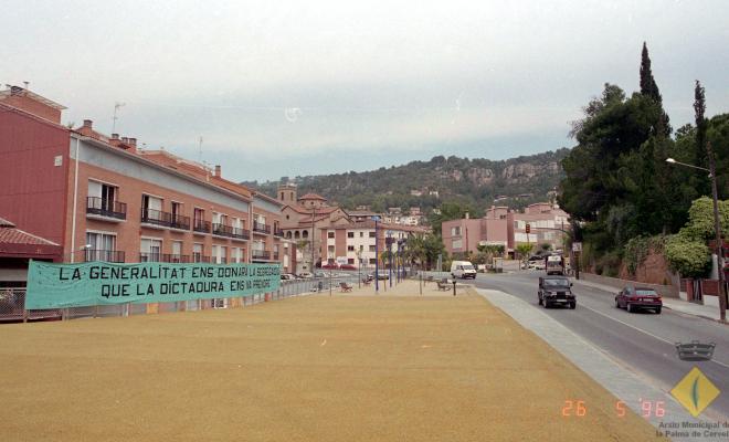 Vista de l'avinguda Catalunya amb pancarta a favor de la segregació de la Palma de Cervelló