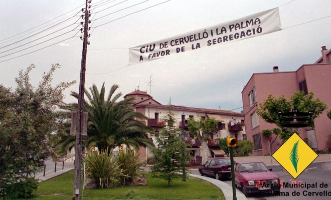 El carrer Doctor Fleming amb pancarta a favor de la segregació de la Palma de Cervelló
