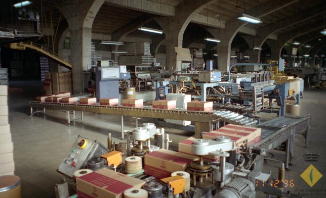 Cinta transportadora per encaixat i precintat de productes a Caves Rondel