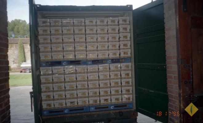Càrrega d'un contenidor sobre un camió amb productes de les caves Rondel