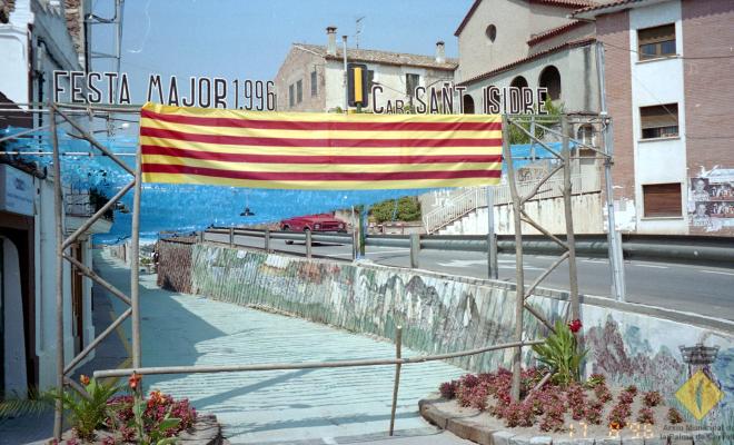 El carrer Sant Isidre decorat amb motiu de la celebració de la Festa Major
