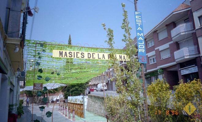 El carrer Santa Maria decorat amb motiu de la celebració de la Festa Major